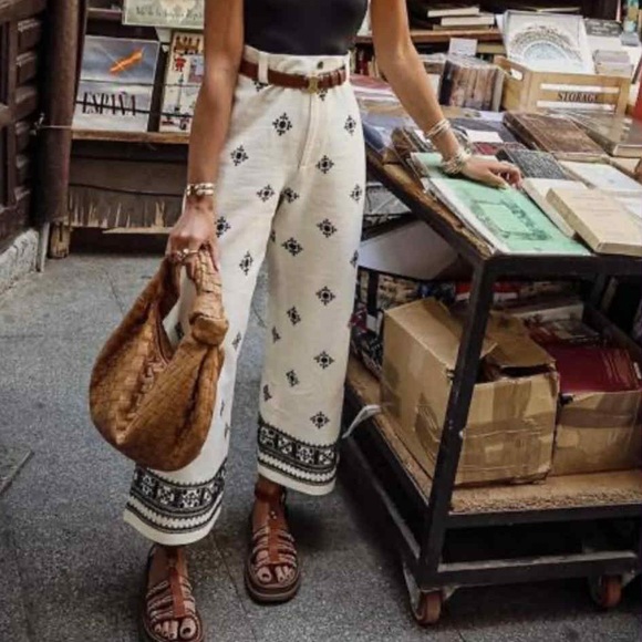 Zara Pants - Zara Cream Capris with Black Pattern
